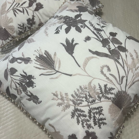 EASTERN ACCENTS / NAOMI FLORAL ACCENT PILLOW IN LILAC (2 Pillows) - Picture 3 of 16